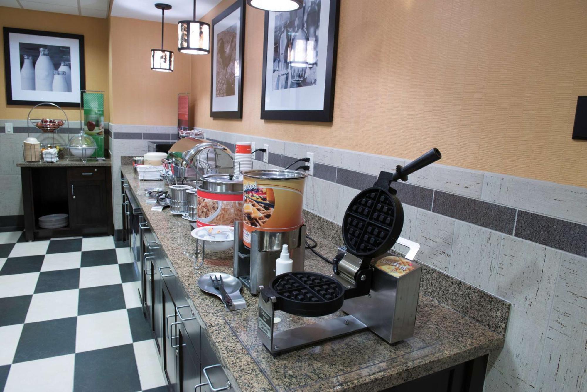 Hampton Inn & Suites Bismarck Northwest Екстер'єр фото