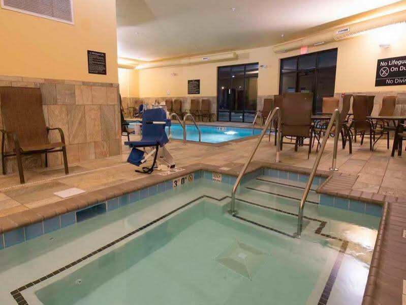 Hampton Inn & Suites Bismarck Northwest Екстер'єр фото